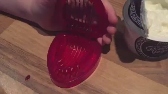 Küchenwerkzeug, Erdbeerschneider, Obstmesser aus Kunststoff mit Klinge aus rostfreiem Stahl (rot)