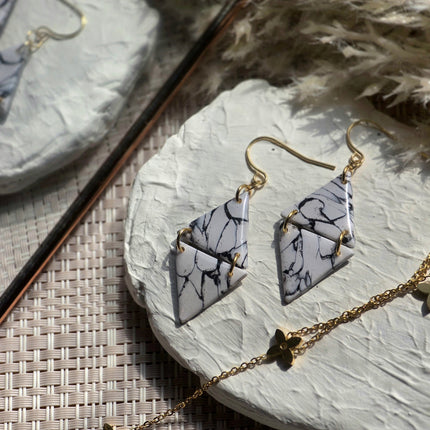 Clara| Howlite| Can be switched for silver