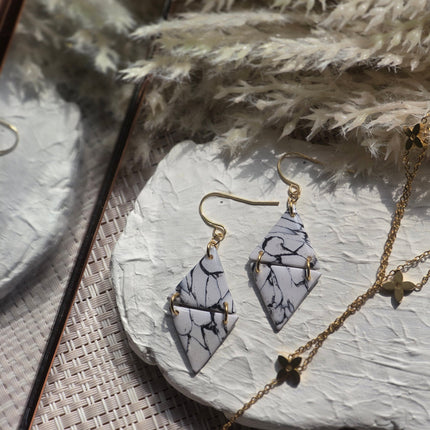 Clara| Howlite| Can be switched for silver